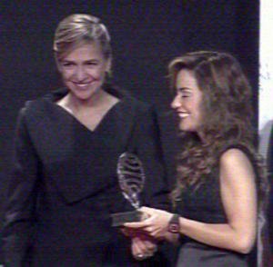 Maria de la Pau recogiendo el premio de manos de la Duquesa de Palma